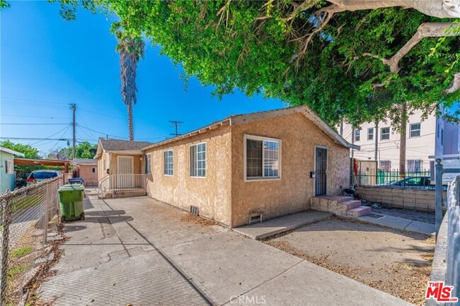 312 E 92nd St in Los Angeles, CA - Foto de edificio - Building Photo