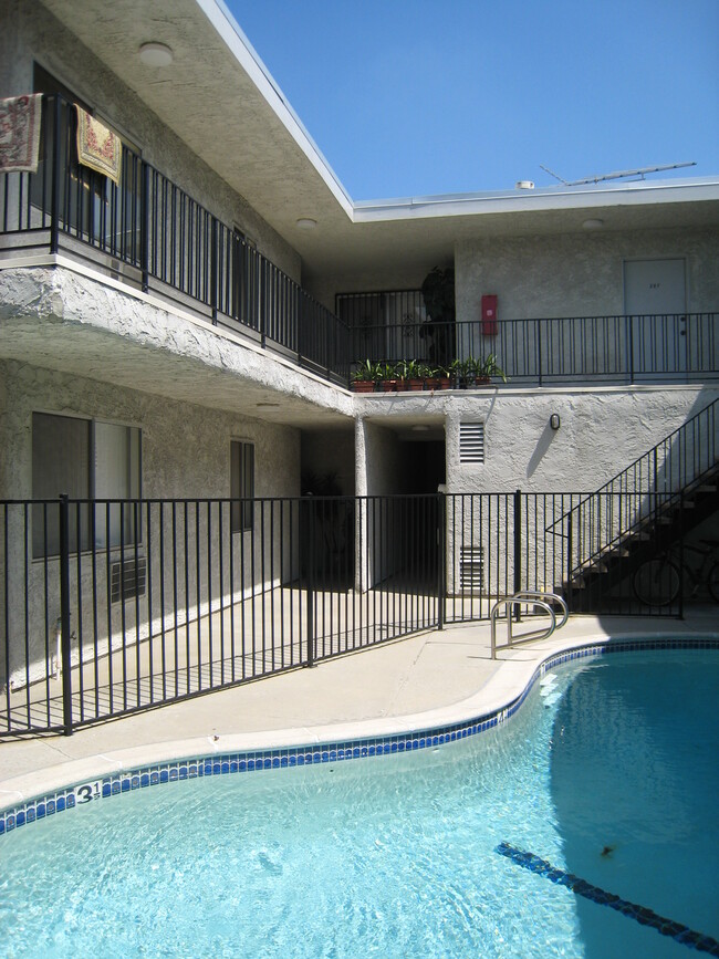 Mammoth Gardens in Van Nuys, CA - Foto de edificio - Building Photo