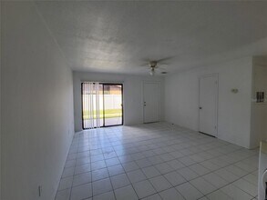 4116 Flying Fortress Ave in Kissimmee, FL - Foto de edificio - Building Photo