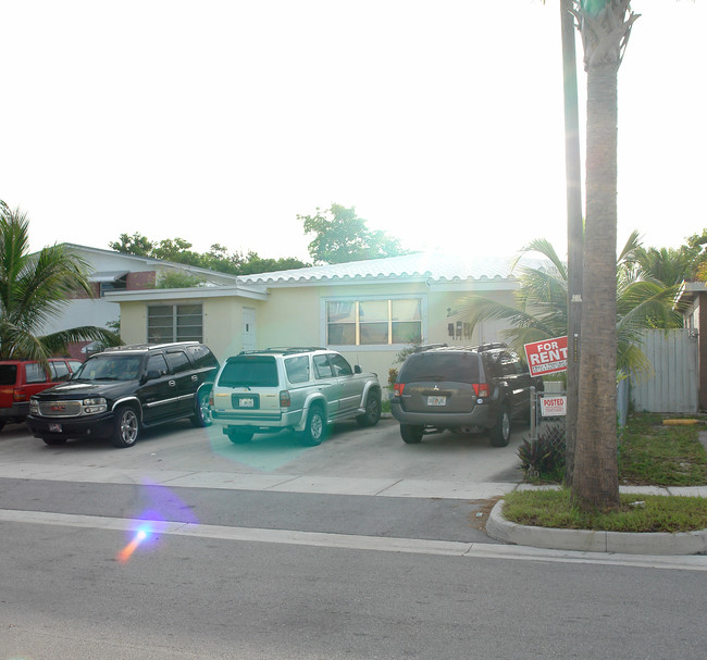 16201 NE 18 Pl in Miami, FL - Foto de edificio - Building Photo