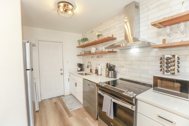 9512 18th Bay St in Norfolk, VA - Building Photo - Building Photo