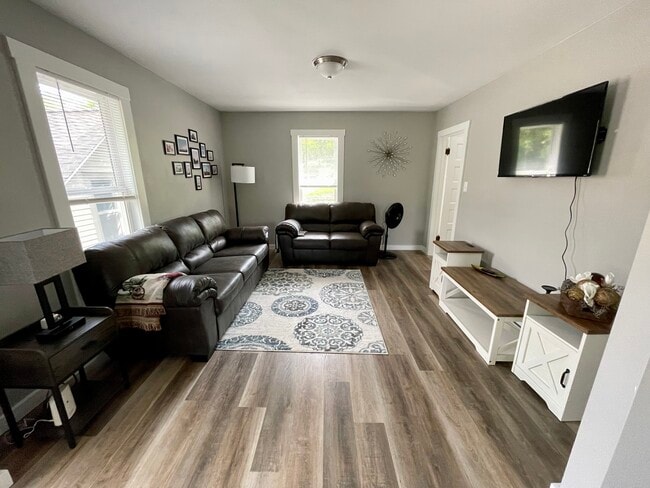 601 Day St, Unit Unit 2 in Decorah, IA - Building Photo - Building Photo