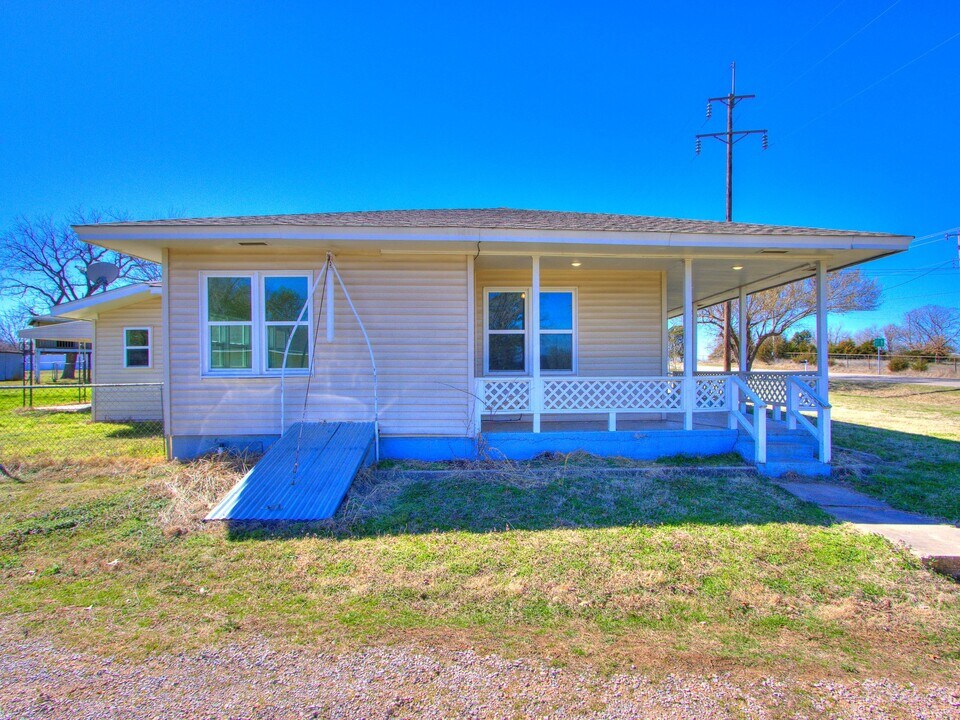 37005 Lake Rd in Shawnee, OK - Building Photo