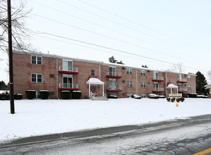 Carriage Hill Apartments in Canfield, OH - Building Photo - Building Photo