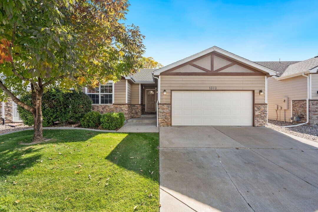1373 Sunset Bay Dr in Windsor, CO - Building Photo