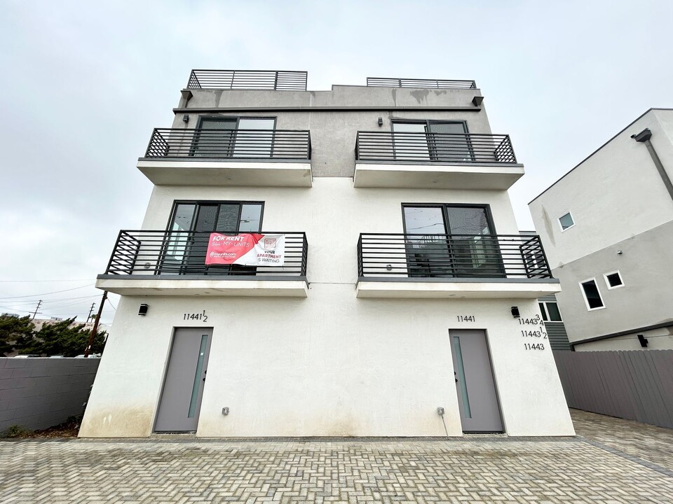 11443 Hatteras St in Los Angeles, CA - Foto de edificio