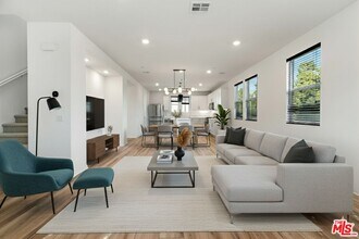 725 Daniel Freeman Cir in Inglewood, CA - Building Photo - Building Photo