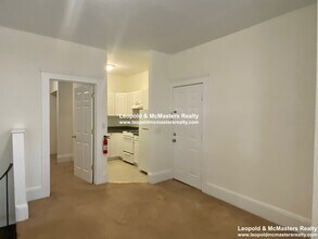 70 Brighton Ave, Unit 300 in Boston, MA - Foto de edificio - Building Photo