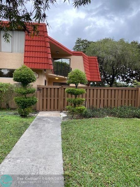 8069 Severn Dr in Boca Raton, FL - Building Photo