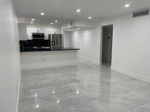 6070 W 19th Ave in Hialeah, FL - Building Photo - Building Photo