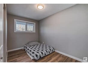 6124-6137 137 Ave NW in Edmonton, AB - Building Photo - Building Photo