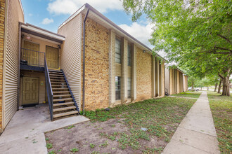 700 N Medina St in Lockhart, TX - Building Photo - Building Photo