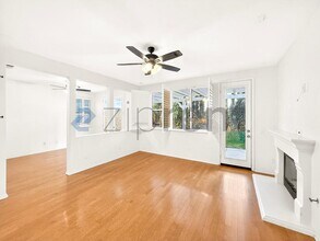 19988 Via Joyce Dr in Santa Clarita, CA - Foto de edificio - Building Photo