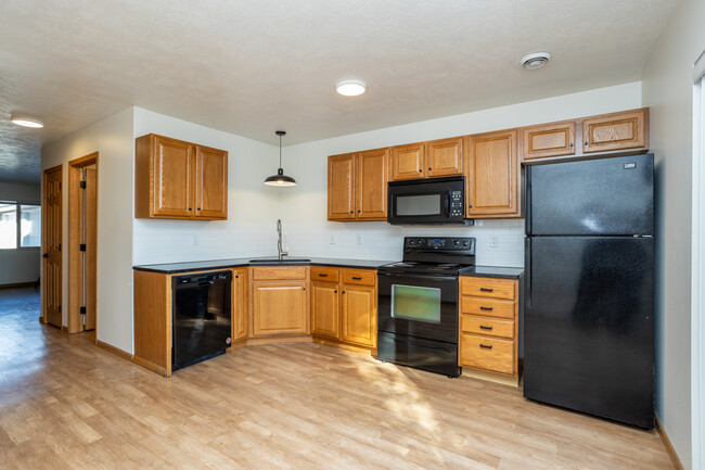 Maple Park Apartments & Townhomes in Sioux Falls, SD - Building Photo - Interior Photo