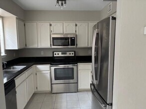 8801 McPherson Rd in Laredo, TX - Foto de edificio - Building Photo