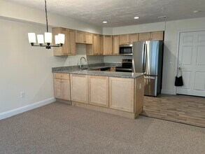 28 Green Leaves Dr, Unit 811 in Amherst, MA - Building Photo - Building Photo