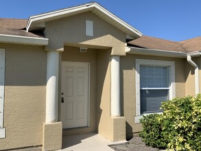 269 SW Ridgecrest Dr in Port St. Lucie, FL - Building Photo - Building Photo