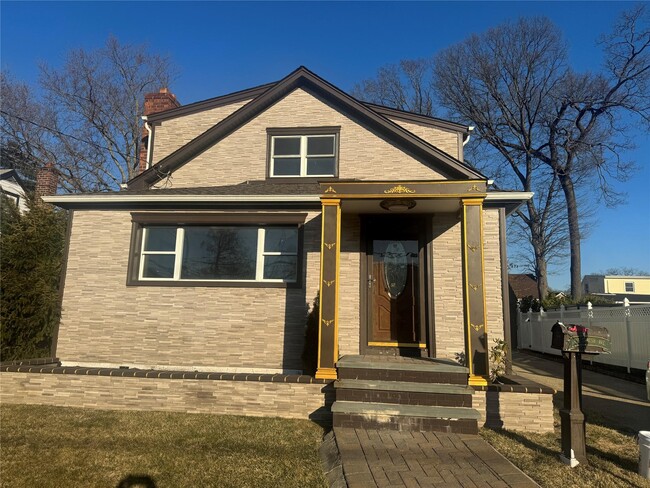 property at 715 Thrush Ave