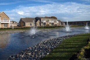 5 Sunlight Walk in Holbrook, NY - Building Photo