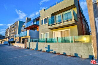 2207 Ocean Front Walk in Los Angeles, CA - Foto de edificio - Building Photo