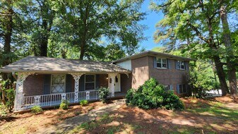 872 Holly Hedge Rd in Stone Mountain, GA - Building Photo