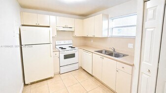 4255 N University Dr in Sunrise, FL - Building Photo