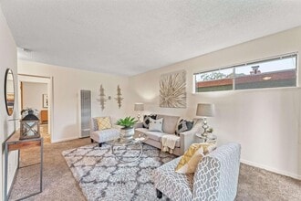 389 Somerset Rd in Piedmont, CA - Building Photo - Building Photo