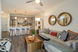 Grady Square in Tampa, FL - Building Photo - Building Photo