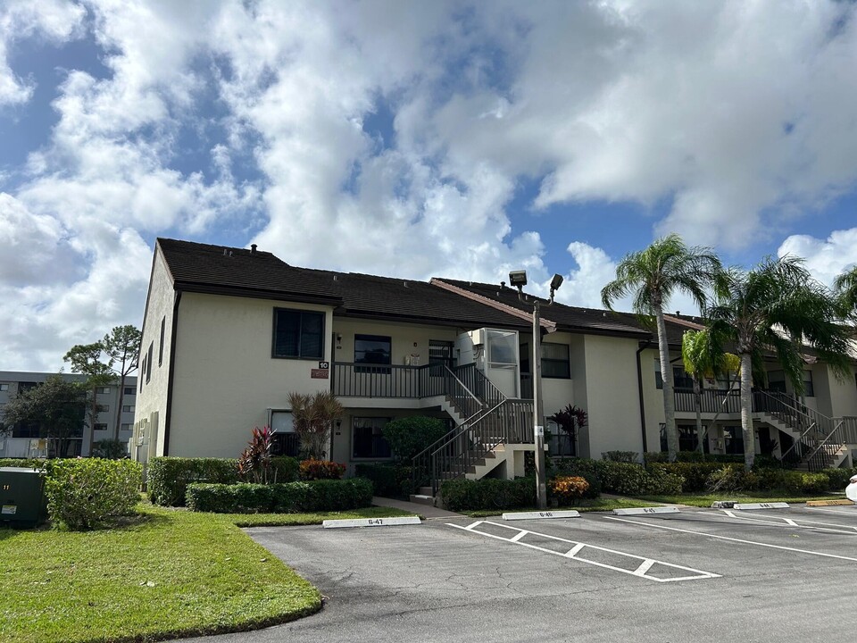 7634 Tahiti Ln in Greenacres, FL - Building Photo