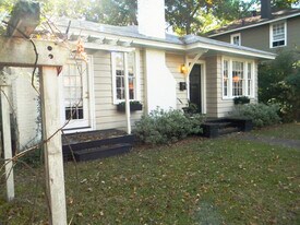 317 E 49th St in Savannah, GA - Building Photo