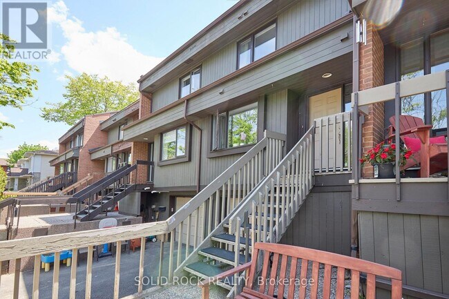 2306 Walsh Ave in Ottawa, ON - Building Photo - Building Photo
