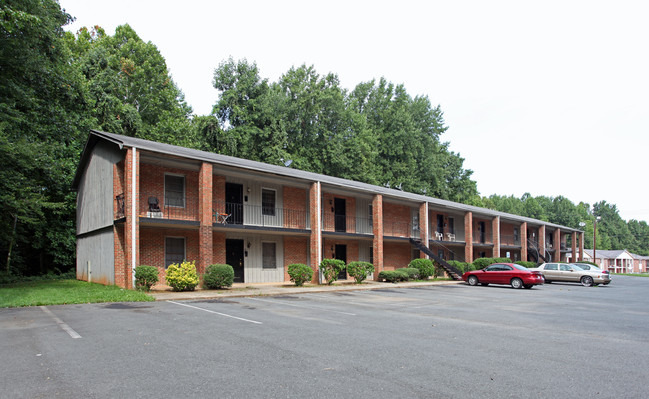 Delmonte Court Apartments in Winston-Salem, NC - Foto de edificio - Building Photo