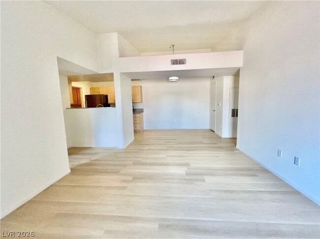 950 Seven Hills Dr in Henderson, NV - Building Photo - Building Photo
