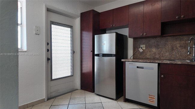 18900 NE 3rd Ct in Miami, FL - Building Photo - Building Photo