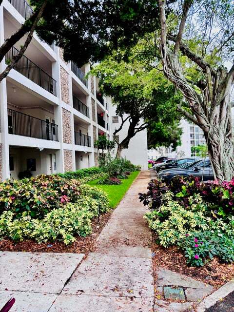 2900 N Palm Aire Dr, Unit 206 in Pompano Beach, FL - Foto de edificio - Building Photo