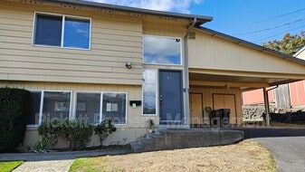 1621 Trenton Ave in Bremerton, WA - Building Photo