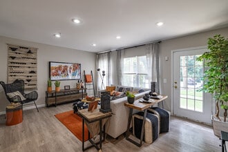 Renaissance Properties in North Brunswick, NJ - Foto de edificio - Building Photo