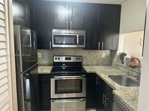 8185 NW 7th St in Miami, FL - Foto de edificio - Building Photo