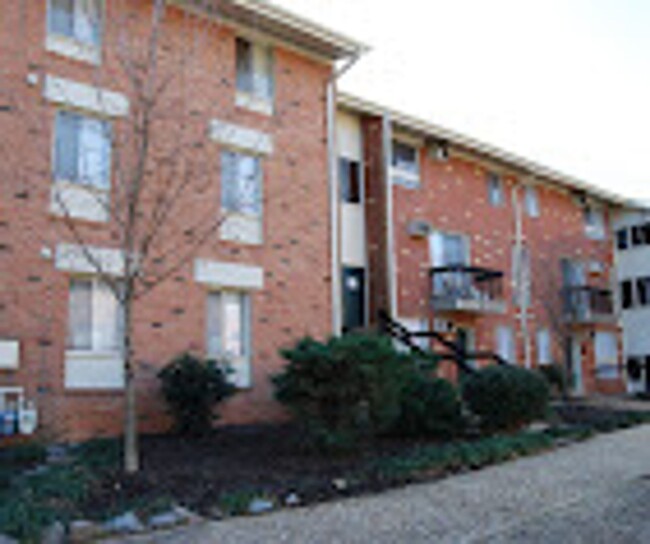 Newly renovated apartment! in Richmond, VA - Foto de edificio - Building Photo