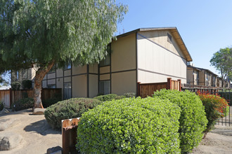 Pepper Tree Apartments in Madera, CA - Foto de edificio - Building Photo