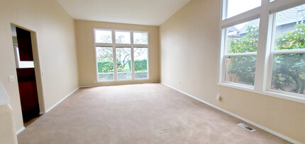 8945 SW Iowa Dr in Tualatin, OR - Building Photo - Building Photo
