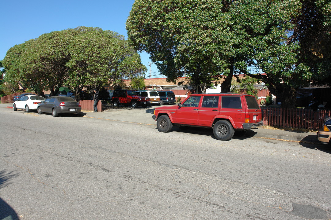 1481 Beacon Ave in San Mateo, CA - Foto de edificio