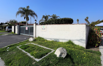 The Groves Apartments in Anaheim, CA - Building Photo - Building Photo