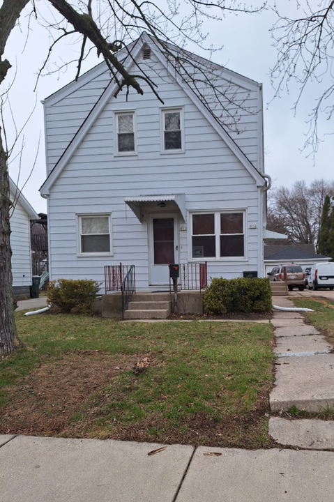 912 W Glendale Ave in Glendale, WI - Foto de edificio