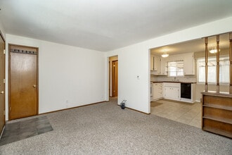 704 4th St NE in Puyallup, WA - Building Photo - Building Photo