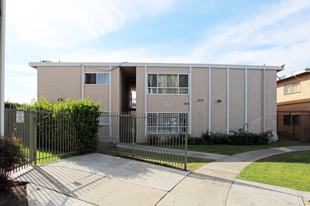 1234 E Borchard Ave in Santa Ana, CA - Building Photo