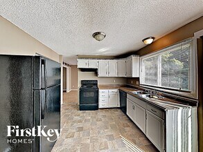 6832 Chilham Dr in Florissant, MO - Foto de edificio - Building Photo