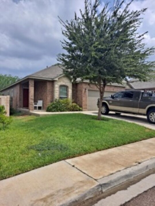 3207 Simmental Dr in Laredo, TX - Foto de edificio