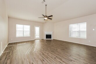 1013 Crane Cir in Saginaw, TX - Building Photo - Building Photo