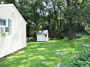 8 Jennings Rd in Oak Ridge, NJ - Foto de edificio - Building Photo